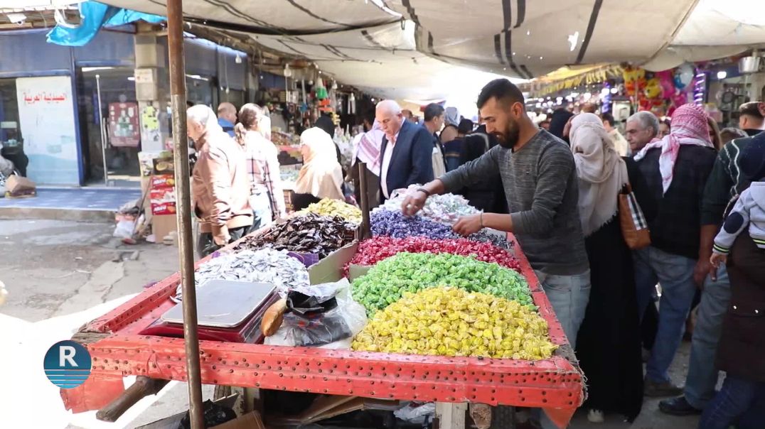 bazaraQamişlo bi kereste û kelûpelên cejnê hatiye xemilandin û welatî berê xwe didin nava bazarê