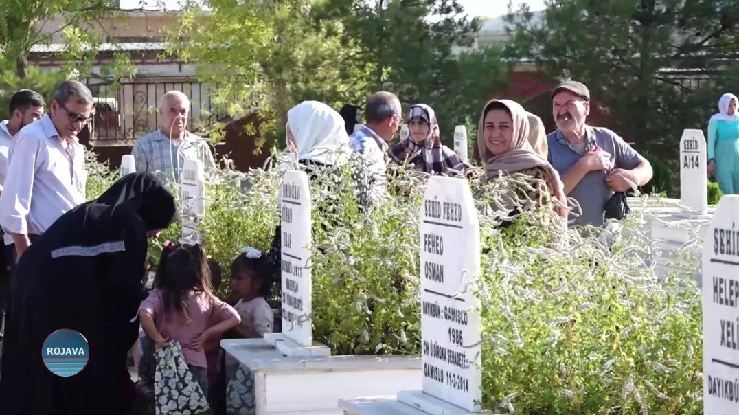 قامشلو.. المئات من الأهالي يزورون أضرحة الشهداء صبيحة عيد الأضحى