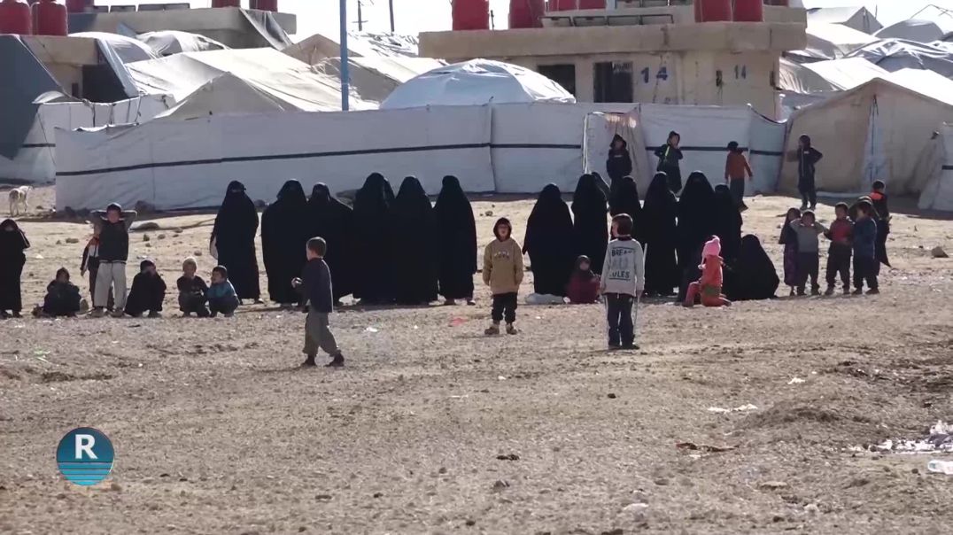 مخيم الهول.. أطفال يتدربون على أيدي أمهاتهم على "أيديولوجية داعش"