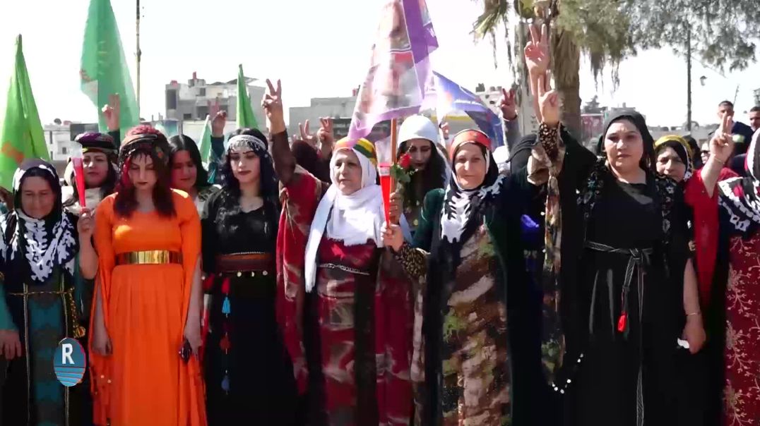 المئات من نساء قامشلو ونواحيها يخرجن في مسيرة بالزي الفلكلوري احتفالاً بيوم الثامن من آذار