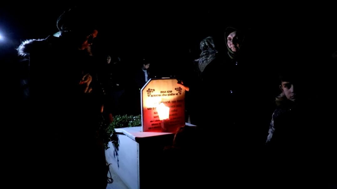 ⁣عوائل الشهداء في حلب يوقدون الشموع على أضرحة الشهداء بمناسبة قدوم نوروز