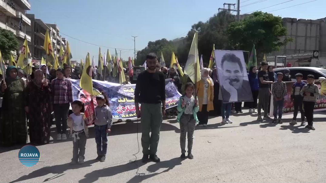 أهالي مقاطعة منبج يخرجون في مسيرة جماهيرية حاشدة مطالبة بالحرية الجسدية للقائد آبو