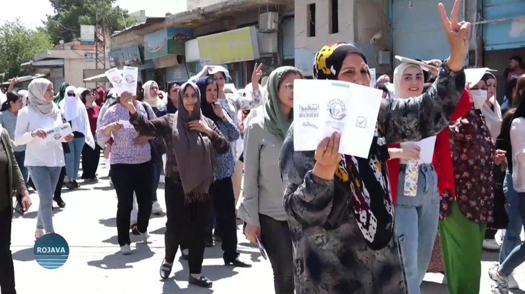 أهالي عامودا يخرجون في تظاهرة تنديداً بالهجمات التركية على مناطق إقليم شمال وشرق سوريا