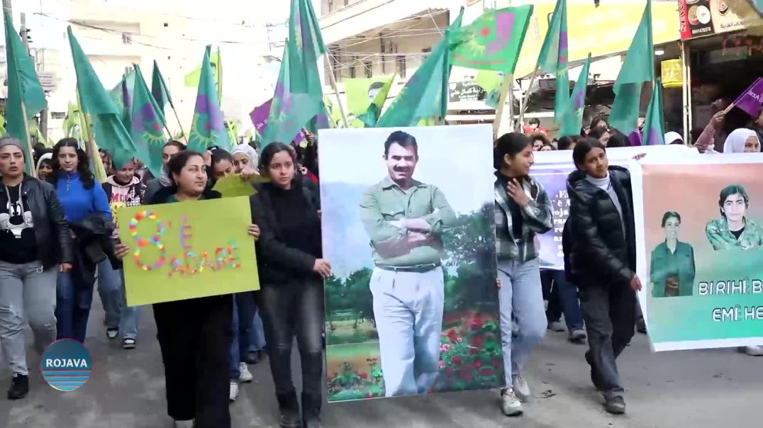 النساء الشابات يخرجن بمسيرة حاشدة في حلب بمناسبة يوم 8 من آذار