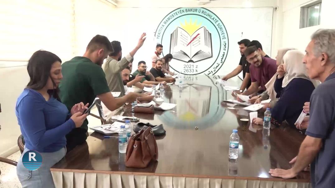 ⁣توزيع البطاقات الامتحانية لطلاب المرحلة الإعدادية لمنهاج النظام السابق في إقليم شمال وشرق سوريا