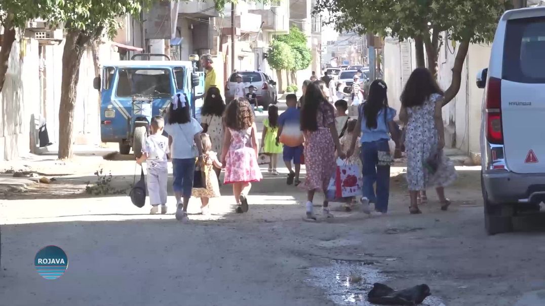 البهجة والبراءة في أجواء صبيحة عيد الأضحى ...أطفال مدينتي عامودا والحسكة يتجولون في الأحياء