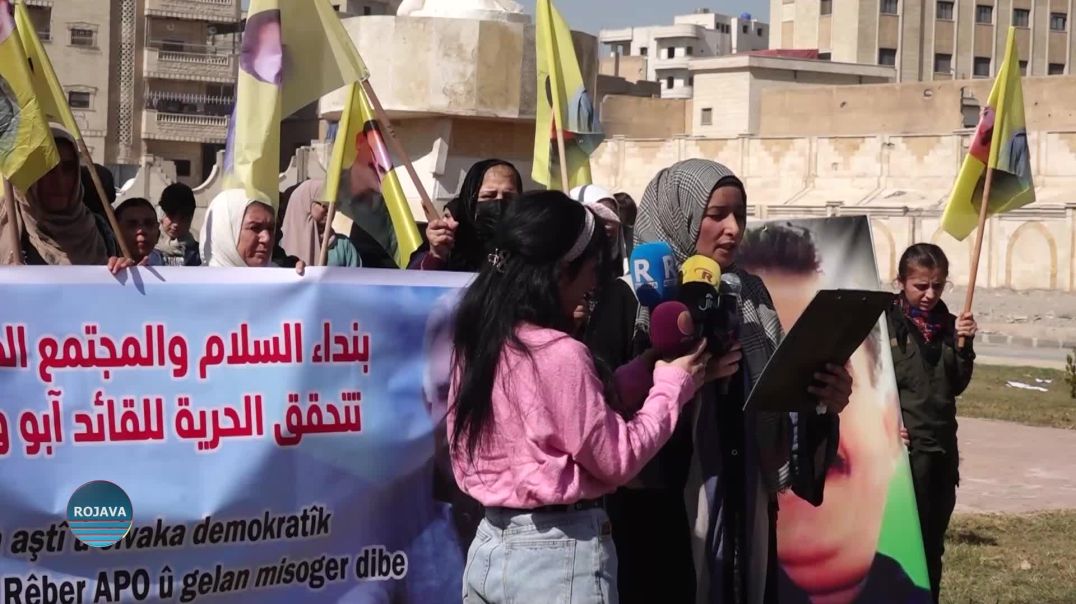 مجلس المرأة في حزب الاتحاد الديمقراطي ينظم وقفة تضامنية في الرقة للمطالبة بإنهاء العزلة عن القائد
