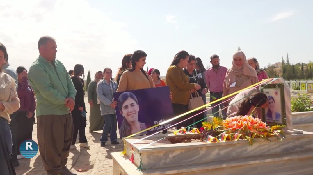 ⁣Rojnamevanên Kobanê Şehîd Dilîşan Îbiş Li Ser Gora Wê Bi Bîr Anîn