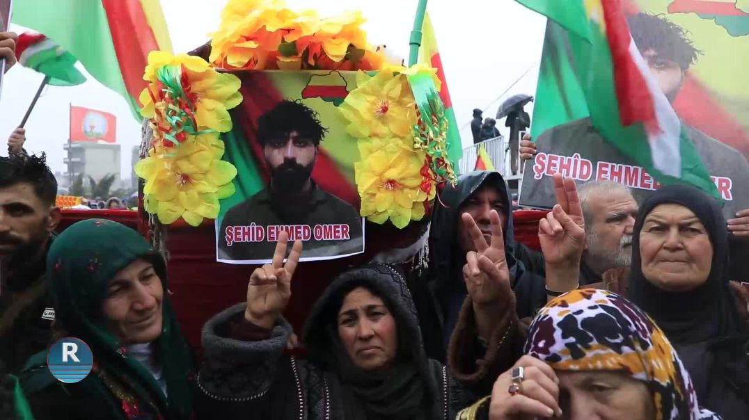 ⁣آلاف الكردستانيين في روج آفا يودّعون شهيد إقليم كردستان أحمد عمر