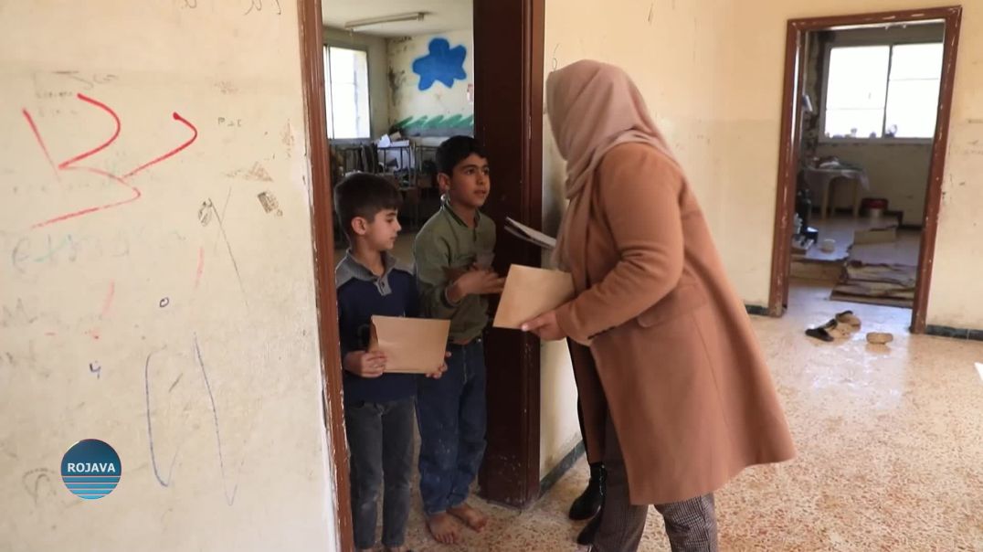 فريق "أيسلا" التطوعي بالتعاون مع فضائية روجآفا يوزع مساعدات مالية لأطفال نازحين في عامودا