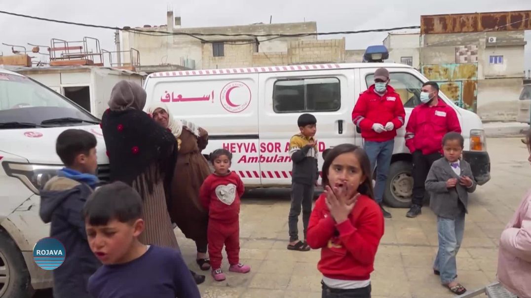 الهلال الأحمر الكردي يزور مراكز إيواء المهجرين في مدينة كوباني لتقديم الخدمات الطبية