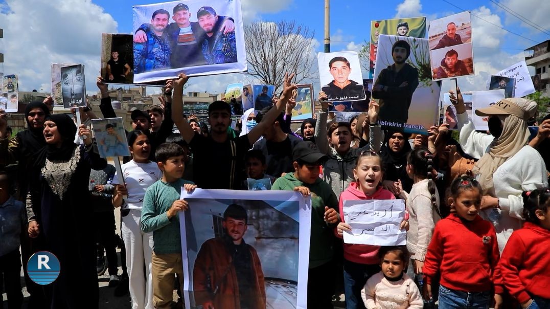 عوائل الأسرى تحتج أمام بوابة نصيبين في قامشلو للمطالبة بالإفراج عن أبنائهم وعن جميع المحتجزين