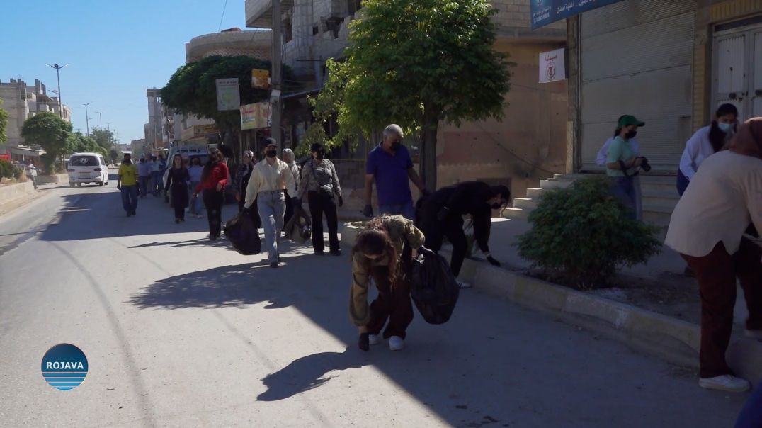 بلدية الشعب في كوباني بالتنسيق مع هيئة البيئة تنظم حملة نظافة في عدة شوارع وأحياء في المدينة