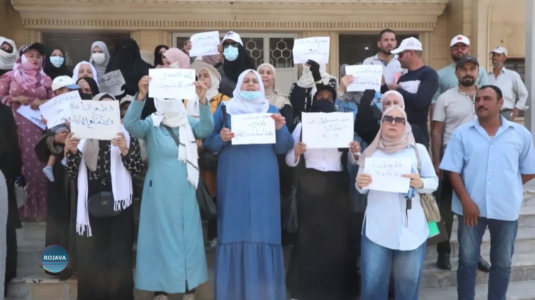 ⁣معلمو العقود يحتجون أمام تربية الحسكة للمطالبة بالتثبيت وصرف المستحقات