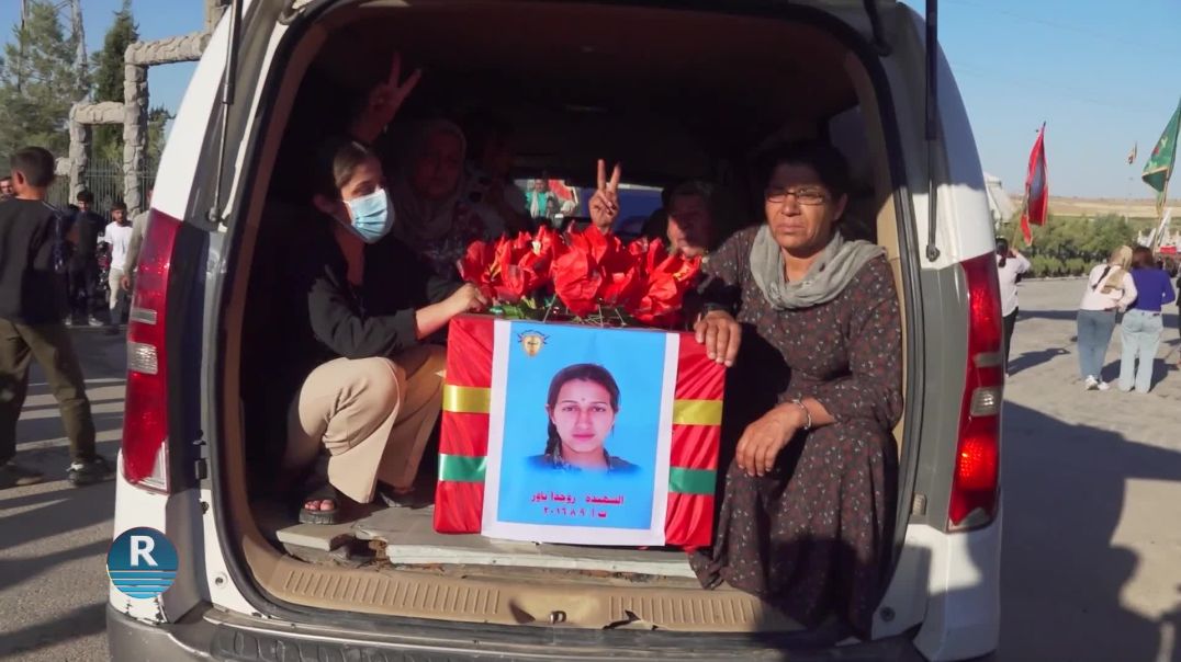 ⁣⁣أهالي كوباني يشاركون في مراسم مهيبة لنقل رفات 18 شهيداً وشهيدة من مزار منبج إلى مزار الشهيدة دجلة