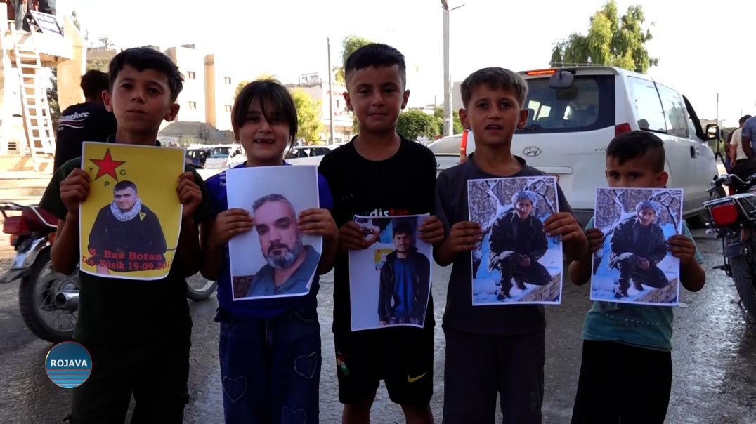 Ciwanên Kobanê Peykerê Baz Bi Rengên Kesk, Sor Û Zer  Xemilandin