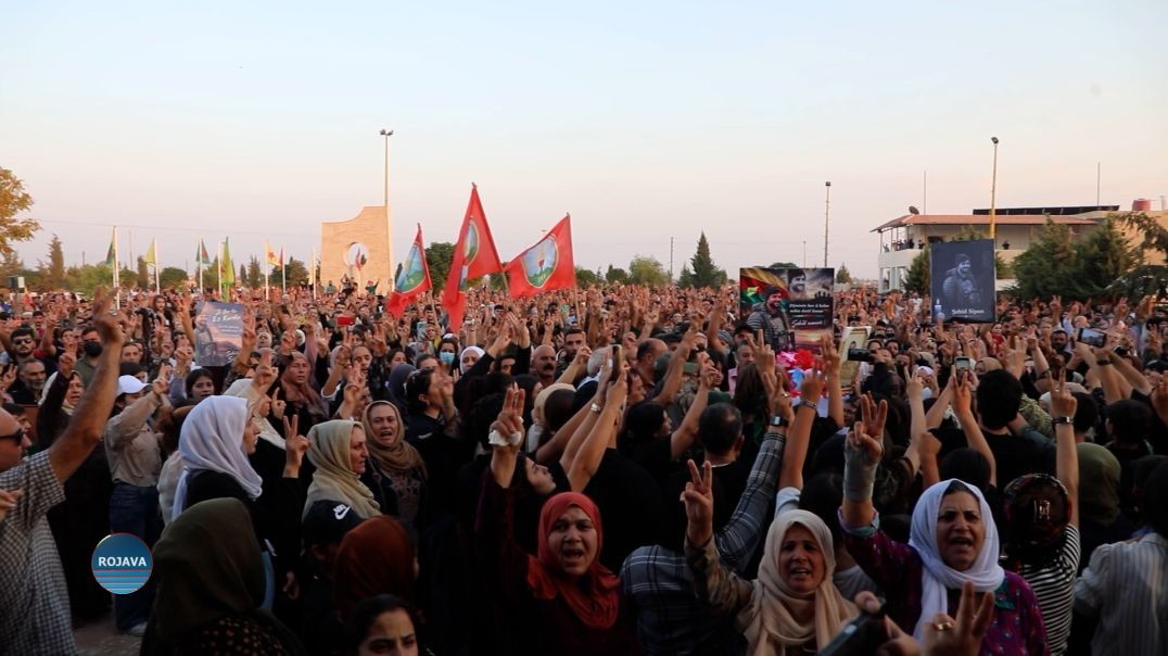 بمراسم مهيبة.. الآلاف من الأهالي يشيعون جثمان المقاتل سيبان حزني في مزار الشهيد دجوار بالحسكة